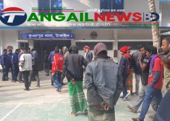 ভূঞাপুরে অর্ধনগ্ন করায় পুলিশের শাস্তির দাবীতে শ্রমিকদের বিক্ষোভ