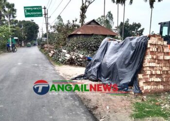 গোপালপুরে যুবলীগ নেতা সড়কের সংস্কার কাজ বন্ধ করে দিলেন
