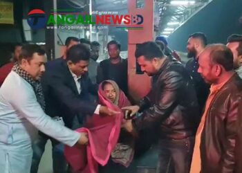 টাঙ্গাইলে শীতার্তদের মাঝে শীতবস্ত্র বিতরন করছেন যুব লীগের প্রেসিডিয়াম সদস্য মামুন