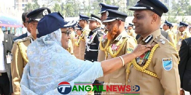প্রধানমন্ত্রীর হাত থেকে বিপিএম পদক পেলেন টাঙ্গাইলের এসপি