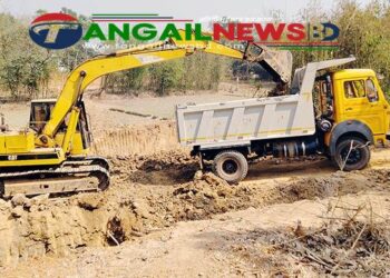 বনাঞ্চল ঘেরা পাহাড়ে নিঝুম রাতে লালমাটি কাটার ধুম পড়েছে