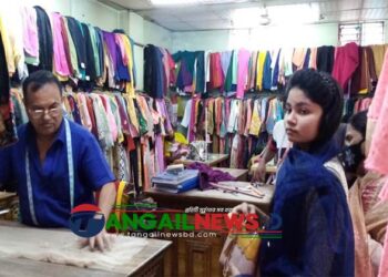 অনলাইন বেচাকেনার যুগেও টাঙ্গাইলে সরগরম দর্জিপাড়া