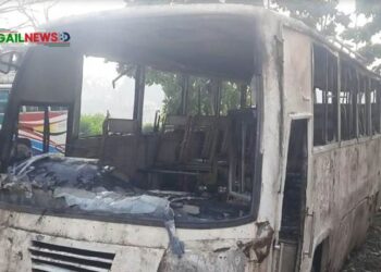 টাঙ্গাইলে পরিত্যক্ত বাসে আগুন 