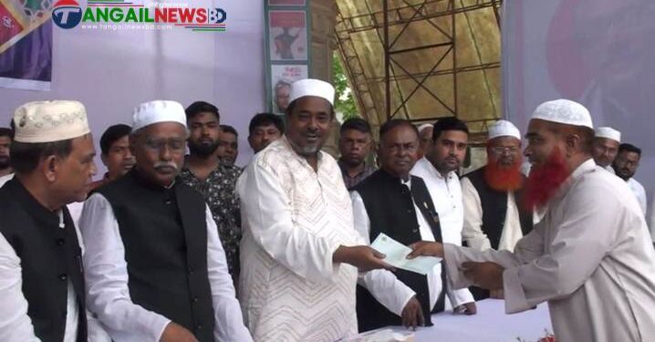 টাঙ্গাইলে ইমাম ও মোয়াজ্জেমদের মাঝে নগদ টাকা বিতরন