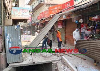 টাঙ্গাইলে ফুটপাতের অবৈধ শতাধিক দোকান উচ্ছেদ