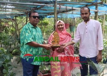 বাড়ির আঙ্গিনা ও ছাদ বাগানে উপহার দিচ্ছেন সানভী