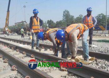 বঙ্গবন্ধু রেল সেতু নির্মানে অক্লান্তভাবে কাজ করে যাচ্ছেন শতশত শ্রমিক