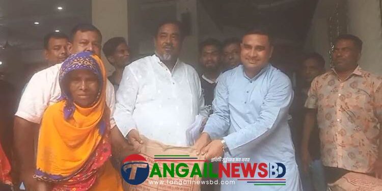 টাঙ্গাইলে প্রধানমন্ত্রীর ঈদ উপহার খাদ্য সামগ্রী বিতরণ