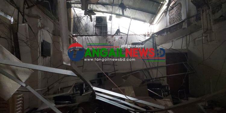 বিস্ফোরণে টাঙ্গাইল জেলা আওয়ামী লীগ অফিসের ব্যাপক ক্ষয়ক্ষতি