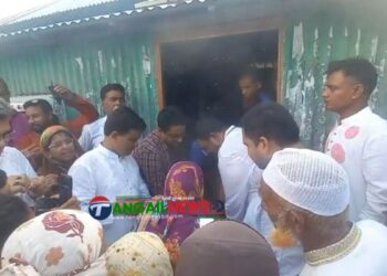 টাঙ্গাইলে বন্যা কবলিতদের মাঝে চাল বিতরণ