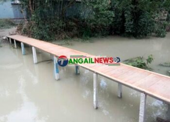 টাঙ্গাইলে স্বেচ্ছাশ্রমে সাঁকো নির্মাণ