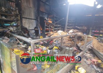 বাসাইলের কাঞ্চনপুরে আগুনে পুড়ল দুই দোকান