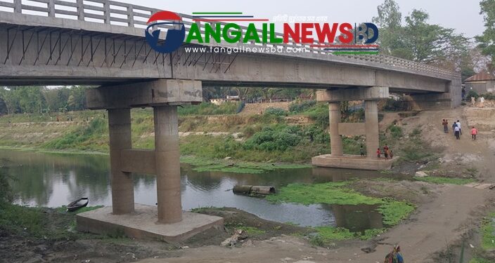 টাঙ্গাইলে সোয়া সাত কোটি টাকার সেতু কোনো কাজে আসছে না