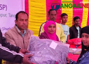 যমুনা চরের সুবিধাবঞ্চিত শিক্ষার্থীদের শীতবস্ত্র ও সেলাই মেশিন বিতরণ