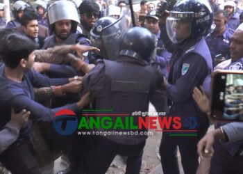 টাঙ্গাইলে বিক্ষোভের মুখে সাবেক কৃষিমন্ত্রী রাজ্জাককে প্রিজম ভ্যান থেকে নামানো হয়নি