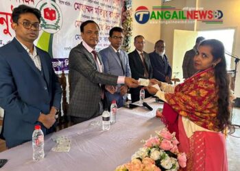 কালিহাতীতে ভোটারদের মধ্যে স্মার্ট কার্ড বিতরণ