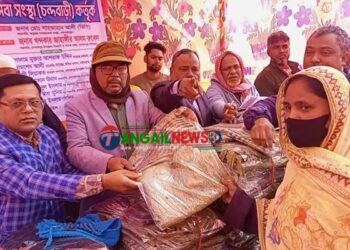 গোপালপুরে শীতার্তদের মাঝে  চাদর বিতরণ