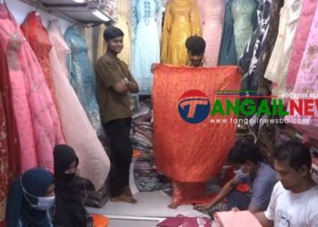 টাঙ্গাইলের ঈদ বাজারে ভারতের চেয়ে পাকিস্তানি পোশাকে ঝোঁক ক্রেতাদের