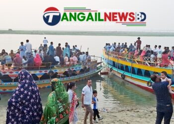 ঈদের আনন্দে টাঙ্গাইলে যমুনা নদীতে ঘুরতে দর্শনার্থীদের ভিড়