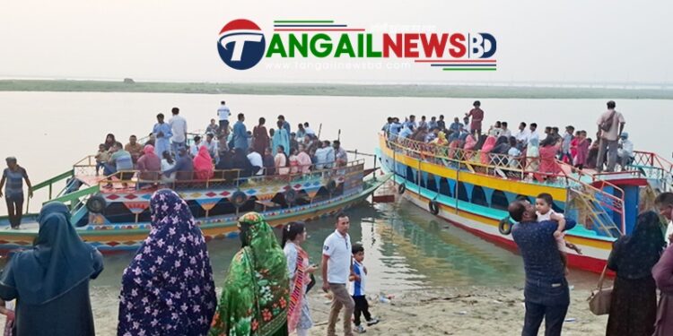 ঈদের আনন্দে টাঙ্গাইলে যমুনা নদীতে ঘুরতে দর্শনার্থীদের ভিড়