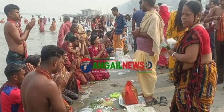 মহাঅষ্টমীতে পাপ মোচনে ভূঞাপুরে যমুনা নদীতে লাখো পূণ্যার্থীর ঢল