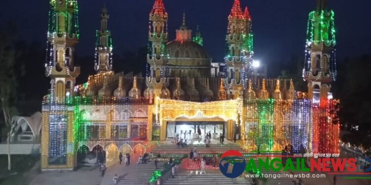 বিস্ময়কর ধর্মীয় স্থাপনা ২০১ গম্বুজ মসজিদে দর্শনার্থীদের উপচেপড়া ভীড়
