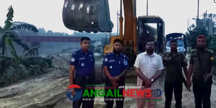 কালিহাতীর পৌলী নদীর মহেলা বালু ঘাটে অভিযানে ভেকু জব্দ