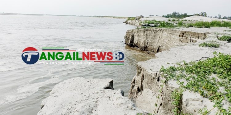 ভূঞাপুরে যমুনায় শুরু হয়েছে ভাঙন ॥ আতঙ্কে নদীপাড়ের মানুষ