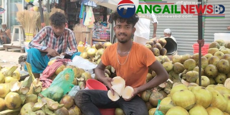 টাঙ্গাইলের বাজারে দুই টাকার তালের শাঁস ৩০ টাকায় বিক্রি!