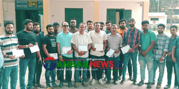৩১ দফার গোপালপুরে বিএনপি'র লিফলেট বিতরণ