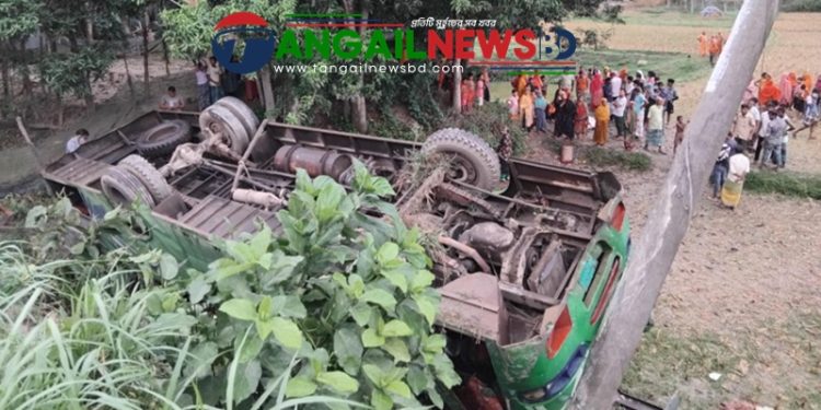 কালিহাতীতে বাস নিয়ন্ত্রণ হারিয়ে খাদে পড়ে ২ নিহত ॥ আহত ১০ জন