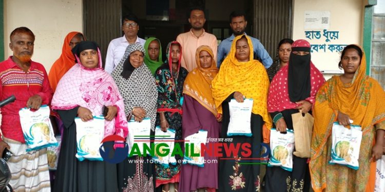 নাগরপুরে প্রান্তিক কৃষকের বিনামূল্যে আমন ধানবীজ বিতরণ