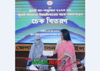 জুলাই গণ-অভ্যুত্থানে শহিদদের উত্তরাধিকারের মাঝে সঞ্চয়পত্রের চেক বিতরণ