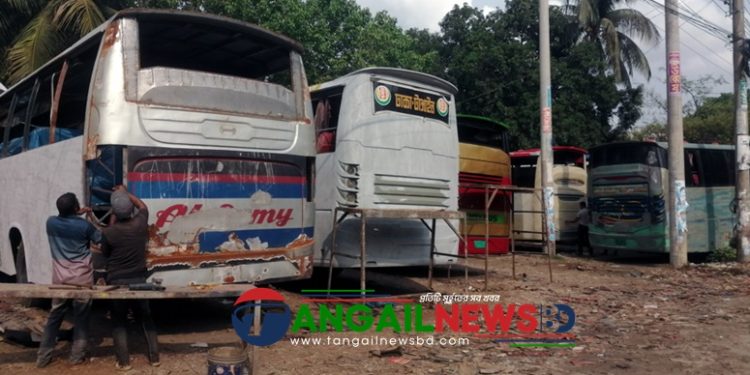 টাঙ্গাইলে ফিটনেস বিহীন বাসে সাজ-সজ্জার ধুম ॥ পুরোনো গাড়ি ‘নতুন’ বানানো হচ্ছে