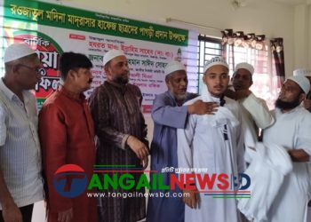 মির্জাপুরে রওজাতুল মদিনা মাদরাসার হাফেজ ছাত্রদের পাগড়ী প্রদান