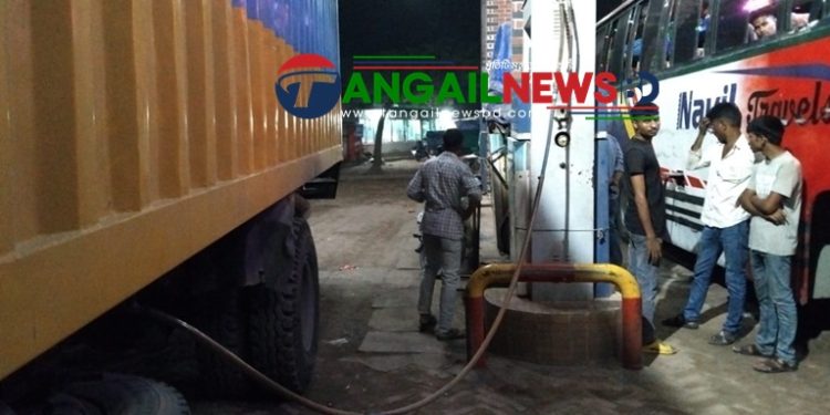 টাঙ্গাইলে ফিলিং স্টেশনে যানবাহনের গ্যাস যাচ্ছে কারখানা ও বাসাবাড়িতে
