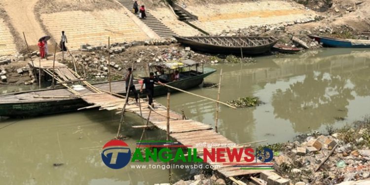 মির্জাপুর লৌহজং নদীতে ৫৪ বছরেও কুমুদিনী হাসপাতাল খেয়াঘাটে ব্রিজ নির্মাণ হয়নি