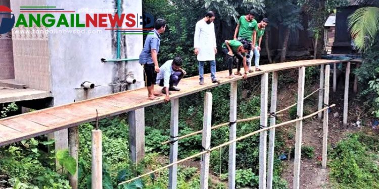 টাঙ্গাইলের হুগড়ায় স্বেচ্ছাশ্রমে ৬টি কাঠের সেতু তৈরিতে যুবকদের চমক