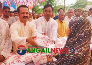 কালিহাতীর দশকিয়ায় বিএনপির ঈদ উপহার সামগ্রী বিতরণ