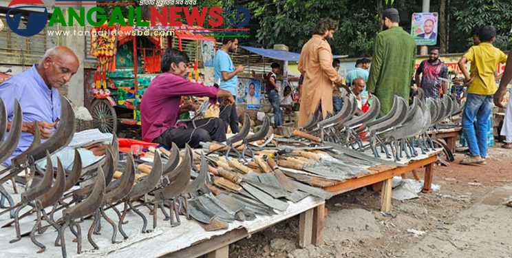 টাঙ্গাইলে কোরবানির পশু জবাই মাংস বানানোর জন্য ছুটছেন কামারের দোকানে