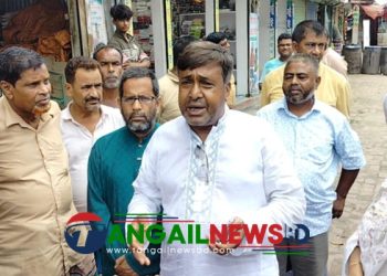 কালিহাতীতে অগ্নিকাণ্ডে ক্ষতিগ্রস্ত দোকান পরিদর্শন করলেন অধ্যাপক আউয়াল