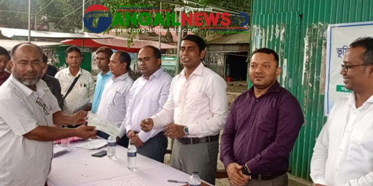 দেলদুয়ারে ভূমি অধিগ্রহণে ক্ষতিগ্রস্থদের মাঝে চেক বিতরণ