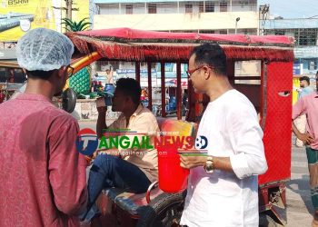 মধুপুরে পথচারীদের মাঝে বিনামূল্যে শরবত বিতরণ