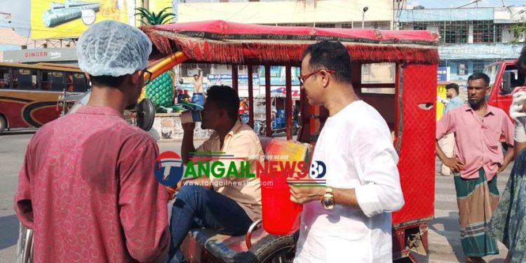 মধুপুরে পথচারীদের মাঝে বিনামূল্যে শরবত বিতরণ