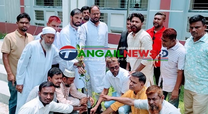 টাঙ্গাইলে শিক্ষা প্রতিষ্ঠানে সুলতান সালাউদ্দিন টুকুর বৃক্ষরোপণ