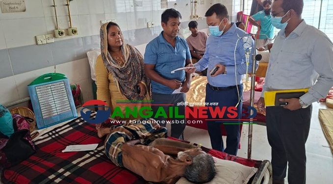 দেলদুয়ারে ভুল রক্ত পুশ করায় মুমূর্ষু রোগী’র পাশে দাঁড়ালেন ইউএনও