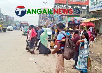 টাঙ্গাইল মহাসড়কে গণপরিবহন সংকট ॥ দ্বিগুণ ভাড়া আদায়ের অভিযোগ