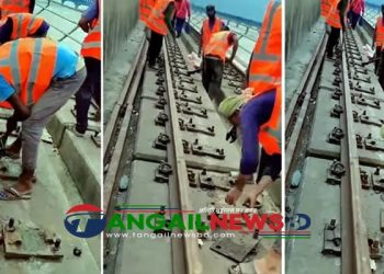 যমুনা সেতু থেকে রেললাইন খুলে ফেলা হচ্ছে