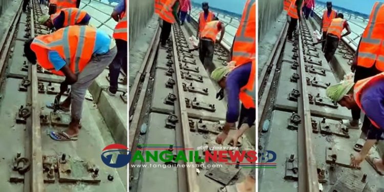 যমুনা সেতু থেকে রেললাইন খুলে ফেলা হচ্ছে