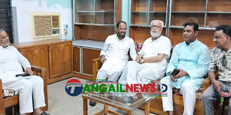 তারেকের পক্ষে শোক ও সমবেদনা জানাতে কাদের সিদ্দিকীর বাসায় টুকু